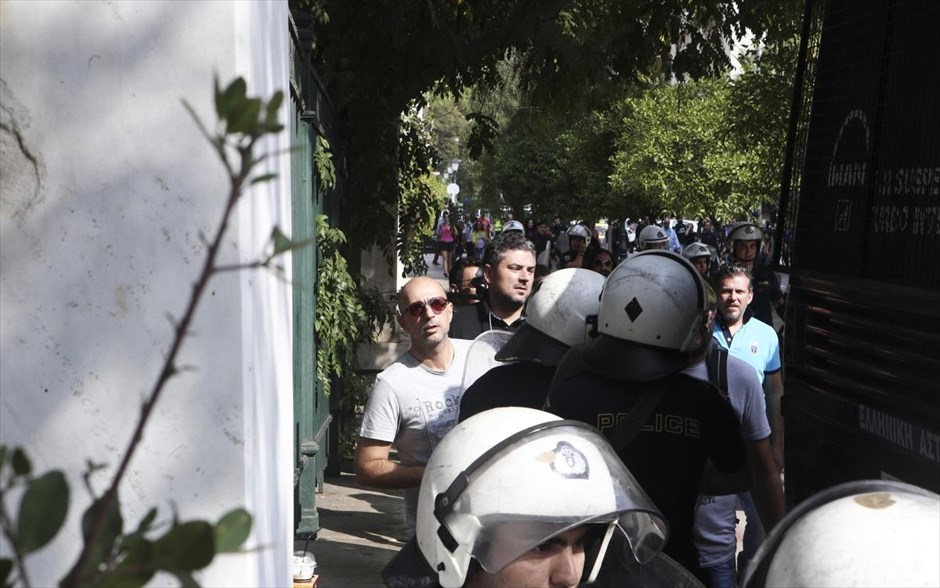 Συγκέντρωση εργαζομένων των ιδιωτικών καναλιών έξω από τη Βουλή - Μαξίμου - ΜΜΕ. 