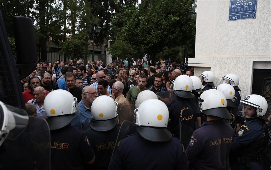 Συγκέντρωση εργαζομένων των ιδιωτικών καναλιών έξω από τη Βουλή - Μαξίμου - ΜΜΕ. 
