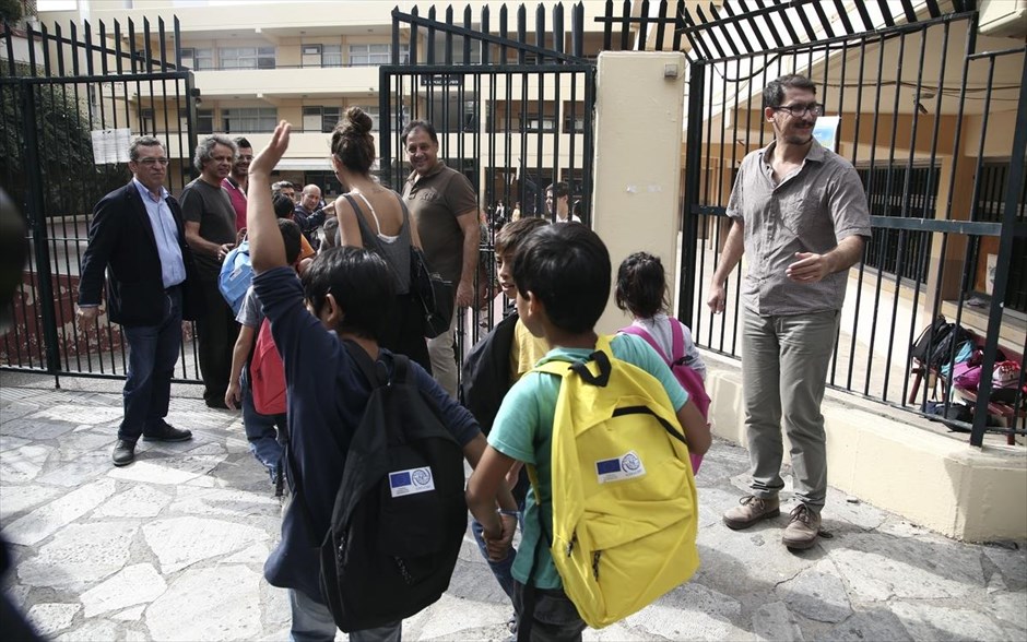 Ξεκίνησε το σχολείο για 1.500 προσφυγόπουλα. Περίπου 1.500 παιδιά προσφύγων σε όλη την Ελλάδα πήγαν για πρώτη μέρα σχολείο τη Δευτέρα. Ο Διεθνής Οργανισμός Μετανάστευσης επιστράτευσε 12 λεωφορεία για τη &nbsp;μεταφορά&nbsp;των παιδιών από τις δομές φιλοξενίας σε σχολικές μονάδες.
