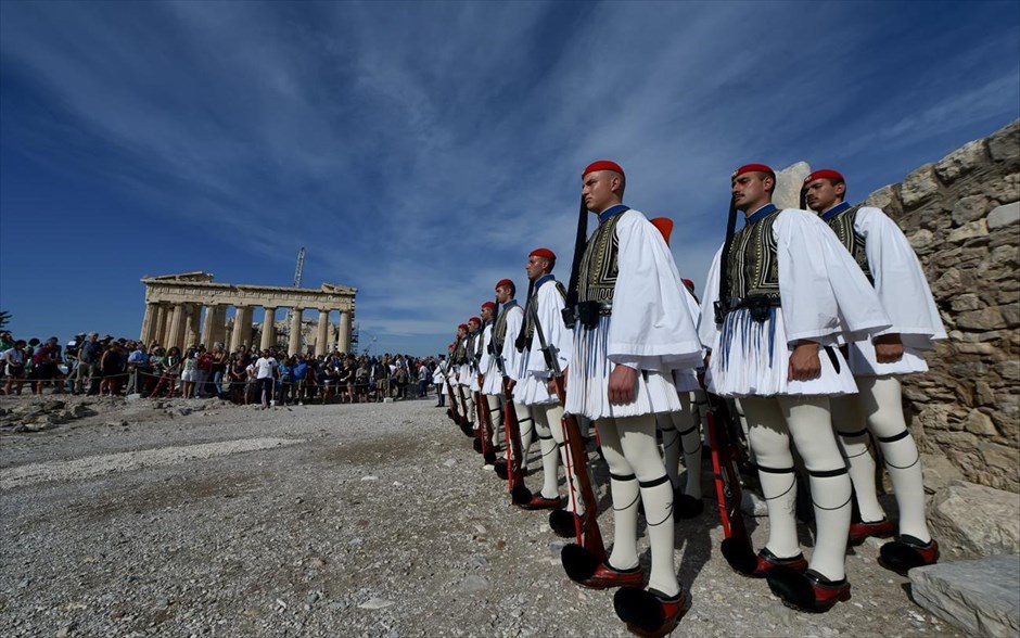 Επέτειος απελευθέρωσης της Αθήνας από τα γερμανικά στρατεύματα κατοχής. Στιγμιότυπο από την τελετή έπαρσης της σημαίας για την επέτειο απελευθέρωσης της Αθήνας από τα γερμανικά στρατεύματα κατοχής στην Ακρόπολη.