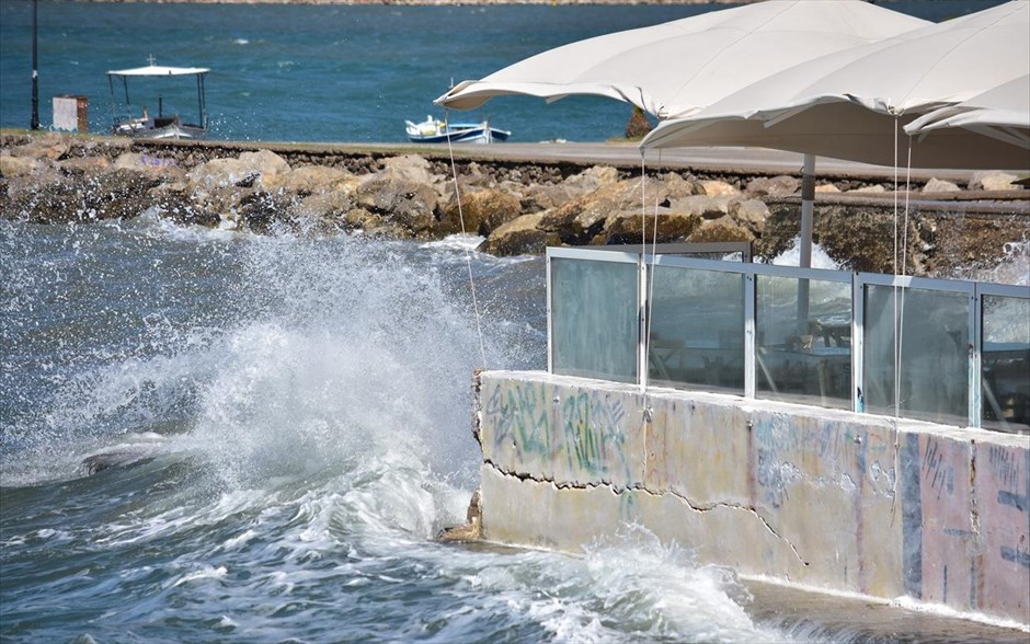 Θυελλώδεις άνεμοι στο Ναύπλιο . Κύματα στην παραλία της πόλης του Ναυπλίου, λόγω των ισχυρών νοτιάδων που πνέουν στην περιοχή.
