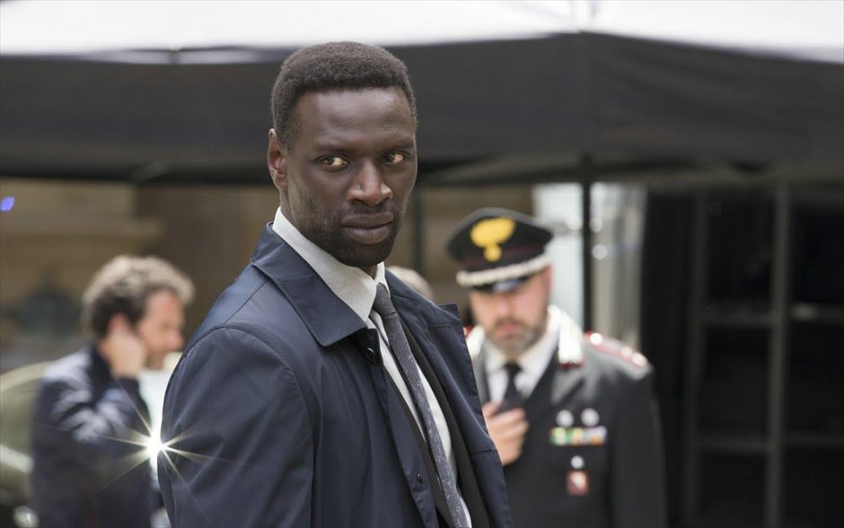 «Inferno». «Inferno»: Το μπεστ σέλερ μυθιστόρημα του Νταν Μπράουν, που, μετά τον «Κώδικα Ντα Βίντσι» και τους «Πεφωτισμένους», ακολουθεί ξανά τον καθηγητή Ρόμπερτ Λάνγκντον, τον οποίο ερμηνεύει και πάλι &nbsp;ο - βραβευμένος με δύο Όσκαρ - Τομ Χανκς. Σε αυτό το θρίλερ μυστηρίου, τα κρυμμένα στοιχεία οδηγούν στον μεγάλο Δάντη. Όταν ο Langdon ξυπνάει σε ένα ιταλικό νοσοκομείο με αμνησία, ενώνει τις δυνάμεις του με μία γιατρό και ξεκινούν έναν αγώνα δρόμου ενάντια στον χρόνο, που απειλεί να φέρει στο φως μια θανάσιμη συνομωσία.