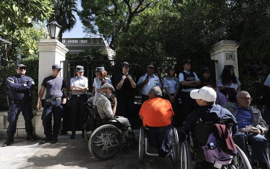 Παραπληγικοί απέκλεισαν συμβολικά το Μαξίμου. Σε συμβολικό αποκλεισμό του Μεγάρου Μαξίμου προχώρησαν&nbsp;το πρωί&nbsp;μέλη του Πανελλήνιου Συλλόγου Παραπληγικών, ζητώντας να μη μειωθούν οι επικουρικές συντάξεις τους και να καταργηθεί η επιβολή 6% στην εισφορά ασθενείας. Προηγήθηκε συγκέντρωση έξω από τη Βουλή, όπου προσερχόμενος ο υπουργός Εσωτερικών και Διοικητικής Ανασυγκρότησης Παναγιώτης Κουρουμπλής σε δήλωσή του τάχθηκε στο πλευρό των παραπληγικών και ζήτησε από την κυβέρνηση να ικανοποιήσει άμεσα τα αιτήματά τους.