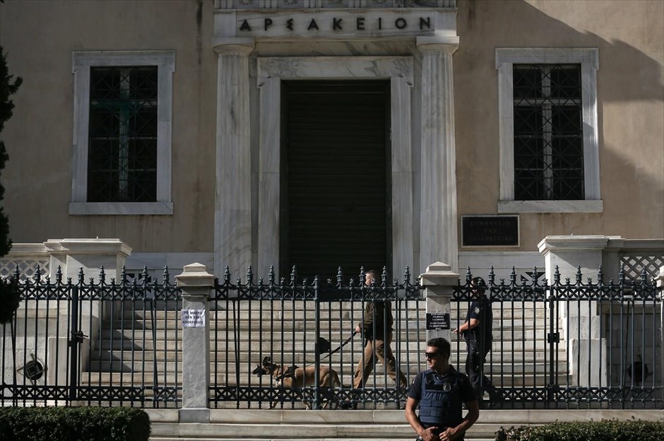 Τηλεφωνήματα για βόμβα στο Συμβούλιο της Επικρατείας. Διακόπηκε η συνεδρίαση της Ολομέλειας του Συμβουλίου της Επικρατείας για τις τηλεοπτικές άδειες, μετά από προειδοποιητικά τηλεφωνήματα για τοποθέτηση βόμβας. Η περιοχή αποκλείστηκε, ενώ στο σημείο έσπευσαν άνδρες του Τμήματος Εξουδετέρωσης Εκρηκτικών Μηχανισμών. Μετά την ολοκλήρωση του ελέγχου της αστυνομίας στο κτήριο χωρίς να βρεθεί κάτι ύποπτο, ξεκίνησε εκ νέου η διάσκεψη της Ολομέλειας του ΣτΕ.