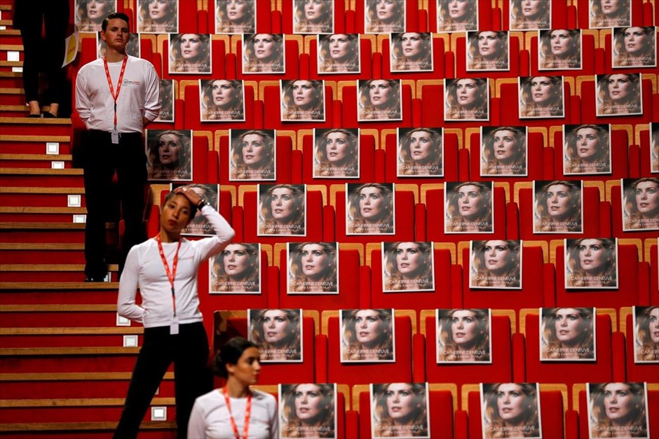 Στην Κατρίν Ντενέβ το βραβείο Λιμιέρ. Φωτογραφίες της Κατρίν Ντενέβ «καταλαμβάνουν» τα καθίσματα του Αμφιθεάτρου&nbsp;Παλέ ντε Κονγκρέ της Λιόν, λίγο πριν την έναρξη της τελετής απονομής του βραβείου Λιμιέρ στη Γαλλίδα ηθοποιό. Η Κατρίν Ντενέβ&nbsp;τιμήθηκε για τη συνολική προσφορά της στον κινηματογράφο.