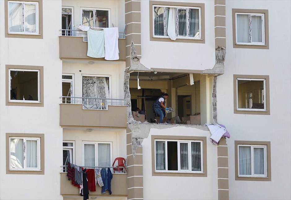 Τουρκία: Τρεις νεκροί από έκρηξη στο Γκαζιαντέπ. Αστυνομικός ερευνά διαμέρισμα στο&nbsp;Γκαζιαντέπ, ύστερα από την έκρηξη που σημειώθηκε στην περιοχή και η οποία στοίχισε τη ζωή σε τρεις αστυνομικούς.&nbsp;Η έκρηξη σημειώθηκε κατά τη διάρκεια αστυνομικής επιδρομής σε κρησφύγετο&nbsp;υπόπτων για τρομοκρατία. Ο ένας από τους δύο υπόπτους βομβιστές, ανατινάχθηκε, όπως μεταδίδει το Haberturk.