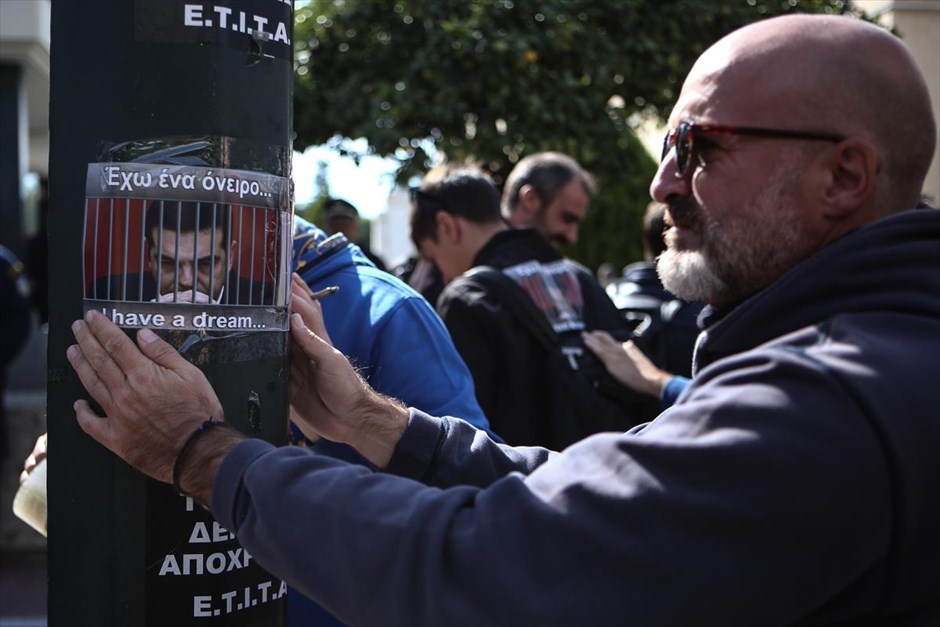 Συγκέντρωση εργαζομένων τηλεοπτικών σταθμών έξω από τη Βουλή. Συγκέντρωση διαμαρτυρίας πραγματοποίησαν δημοσιογράφοι, διοικητικοί υπάλληλοι και τεχνικοί της τηλεόρασης έξω από την είσοδο της Βουλής, όπου&nbsp;πραγματοποιείται η Διάσκεψη των Προέδρων με αντικείμενο τη συγκρότηση του ΕΣΡ. Αντιπροσωπεία τους συναντήθηκε με τον πρόεδρο του Σώματος Νίκο Βούτση, ο οποίος ανέφερε «μιλάτε σε ανοιχτά αυτιά». Επίσης, τους διαβεβαίωσε ότι μέχρι την Κυριακή δεν θα κατατεθεί καμία τροπολογία στη Βουλή.&nbsp;