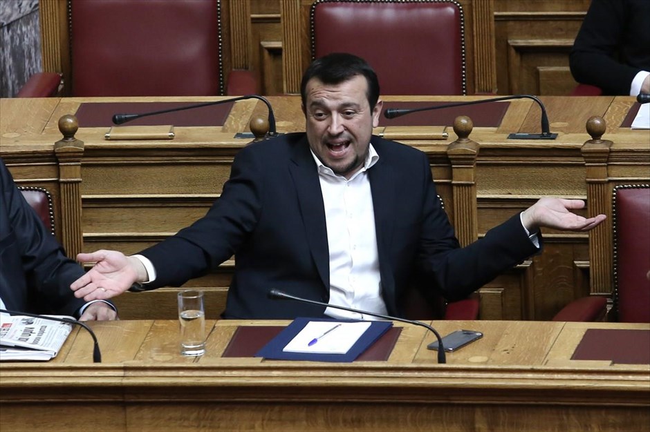 Στιγμιότυπο από τη Βουλή. Ο υπουργός Επικρατείας Νίκος Παππάς αντιδρά στην ομιλία του προέδρου της Ν.Δ. Κυριάκου Μητσοτάκη (δεν εικονίζεται), ο οποίος χαρακτήρισε&nbsp;πραξικοπηματική την τροπολογία του υπουργού, που&nbsp;προέβλεπε μεταξύ άλλων το κλείσιμο των καναλιών που δεν έχουν εξασφαλίσει άδεια μετά το πέρας πέντε εργάσιμων ημερών από την έκδοση της σχετικής&nbsp;απόφασης.&nbsp;Με παρέμβασή του, ο κ. Παππάς&nbsp;απάντησε στην κριτική που του άσκησε ο πρόεδρος της αξιωματικής αντιπολίτευσης, κάνοντας&nbsp;λόγο για «ύβρεις και συκοφαντίες», ενώ απευθυνόμενος στους βουλευτές της Ν.Δ. είπε: «Βγείτε και πείτε στον λαό να επιστραφούν πίσω τα λεφτά που πρώτη φορά πλήρωσαν οι ιδιοκτήτες των καναλιών τα λεφτά που ποτέ εσείς δεν τολμήσατε να εισπράξετε αυτή είναι η ελάχιστη υποχρέωσή σας».&nbsp;