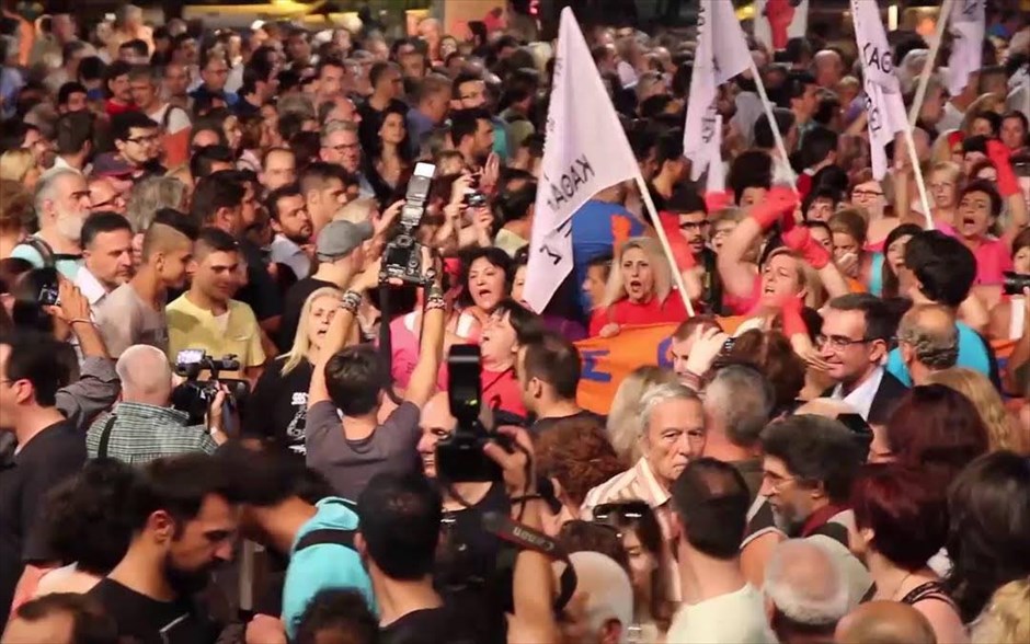 Λόγος Καθρέφτης. Στο ντοκιμαντέρ του Διαμαντή Παπαδόπουλου, «Λόγος καθρέφτης», επιχειρείται, μέσα από την καταγραφή της πορείας των απολυμένων καθαριστριών του υπουργείου Οικονομικών, η ανάδειξη του διεκδικητικού λόγου ως θεμελιώδους στοιχείου αφύπνισης.