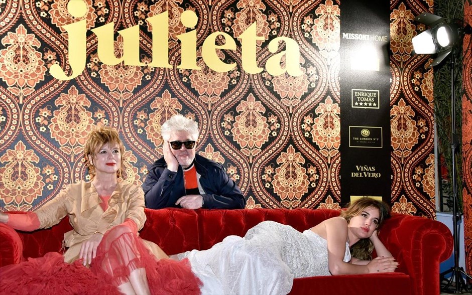 «Julieta». Στη νέα του ταινία «Julieta» ο Ισπανός δημιουργός Πέδρο Αλμοδόβαρ αφηγείται την ιστορία μιας μητέρας, η οποία, έκπληκτη και συντετριμμένη που η 18άχρονη κόρη της την εγκατέλειψε, την αναζητά με κάθε τρόπο, για να ανακαλύψει, τελικά, πόσο λίγο γνωρίζει το ίδιο της το παιδί.