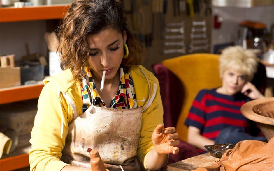 «Julieta». Στη νέα του ταινία «Julieta» ο Ισπανός δημιουργός Πέδρο Αλμοδόβαρ αφηγείται την ιστορία μιας μητέρας, η οποία, έκπληκτη και συντετριμμένη που η 18άχρονη κόρη της την εγκατέλειψε, την αναζητά με κάθε τρόπο, για να ανακαλύψει, τελικά, πόσο λίγο γνωρίζει το ίδιο της το παιδί.