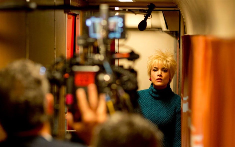 «Julieta». Στη νέα του ταινία «Julieta» ο Ισπανός δημιουργός Πέδρο Αλμοδόβαρ αφηγείται την ιστορία μιας μητέρας, η οποία, έκπληκτη και συντετριμμένη που η 18άχρονη κόρη της την εγκατέλειψε, την αναζητά με κάθε τρόπο, για να ανακαλύψει, τελικά, πόσο λίγο γνωρίζει το ίδιο της το παιδί.