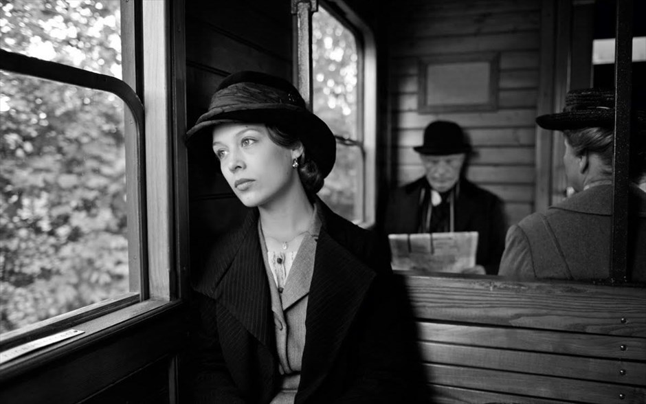 «Frantz». Στο ασπρόμαυρο δράμα,«Frantz», σε μια μικρή γερμανική πόλη, μετά τον Α΄ Παγκόσμιο Πόλεμο, μια κοπέλα θρηνεί καθημερινά στον τάφο του αγαπημένου της αρραβωνιαστικού, που σκοτώθηκε σε γαλλικό έδαφος. Η εμφάνιση ενός νεαρού Γάλλου που αφήνει λουλούδια στον τάφο θα προκαλέσει όχι μόνο αντιδράσεις, αλλά και πάθη.