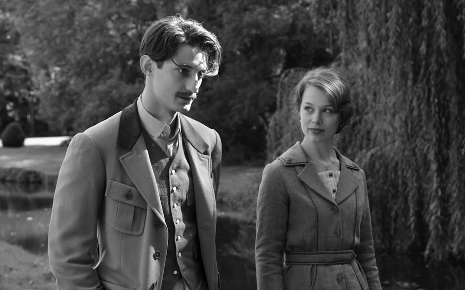 «Frantz». Στο ασπρόμαυρο δράμα,«Frantz», σε μια μικρή γερμανική πόλη, μετά τον Α΄ Παγκόσμιο Πόλεμο, μια κοπέλα θρηνεί καθημερινά στον τάφο του αγαπημένου της αρραβωνιαστικού, που σκοτώθηκε σε γαλλικό έδαφος. Η εμφάνιση ενός νεαρού Γάλλου που αφήνει λουλούδια στον τάφο θα προκαλέσει όχι μόνο αντιδράσεις, αλλά και πάθη.