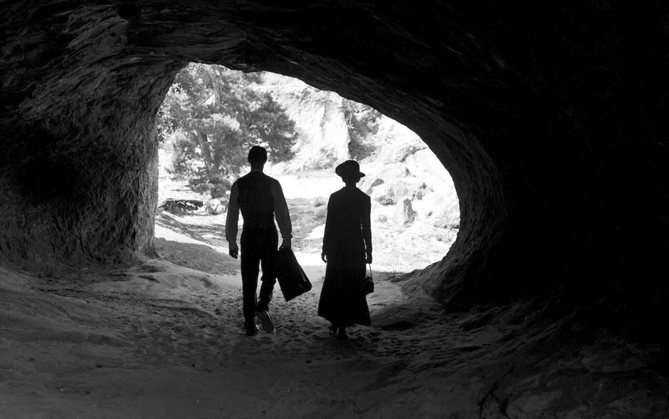 «Frantz». Στο ασπρόμαυρο δράμα,«Frantz», σε μια μικρή γερμανική πόλη, μετά τον Α΄ Παγκόσμιο Πόλεμο, μια κοπέλα θρηνεί καθημερινά στον τάφο του αγαπημένου της αρραβωνιαστικού, που σκοτώθηκε σε γαλλικό έδαφος. Η εμφάνιση ενός νεαρού Γάλλου που αφήνει λουλούδια στον τάφο θα προκαλέσει όχι μόνο αντιδράσεις, αλλά και πάθη.