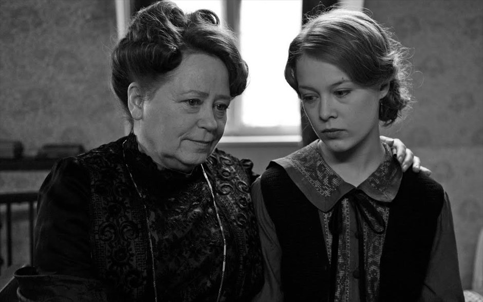 «Frantz». Στο ασπρόμαυρο δράμα,«Frantz», σε μια μικρή γερμανική πόλη, μετά τον Α΄ Παγκόσμιο Πόλεμο, μια κοπέλα θρηνεί καθημερινά στον τάφο του αγαπημένου της αρραβωνιαστικού, που σκοτώθηκε σε γαλλικό έδαφος. Η εμφάνιση ενός νεαρού Γάλλου που αφήνει λουλούδια στον τάφο θα προκαλέσει όχι μόνο αντιδράσεις, αλλά και πάθη.