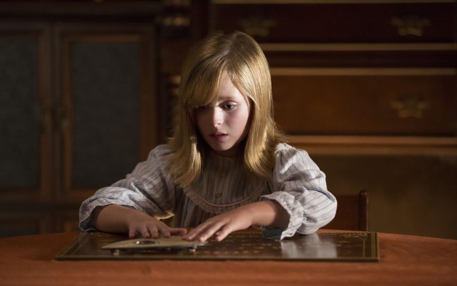 «Ouija 2: H πηγή του κακού». Αποδεικνύοντας και πάλι ότι ο πίνακας Ouija δεν είναι απλά ένα παιχνίδι, αλλά μια πύλη εισόδου σε μακάβρια μυστικά, το επιτυχημένο μεταφυσικό θρίλερ τρόμου του 2014 επιστρέφει με τη συνέχειά του, «Ouija 2: H πηγή του κακού».