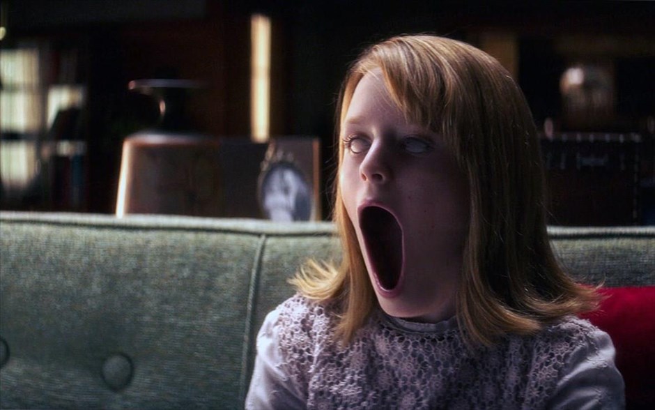«Ouija 2: H πηγή του κακού». Αποδεικνύοντας και πάλι ότι ο πίνακας Ouija δεν είναι απλά ένα παιχνίδι, αλλά μια πύλη εισόδου σε μακάβρια μυστικά, το επιτυχημένο μεταφυσικό θρίλερ τρόμου του 2014 επιστρέφει με τη συνέχειά του, «Ouija 2: H πηγή του κακού».