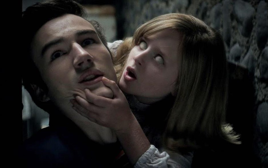 «Ouija 2: H πηγή του κακού». Αποδεικνύοντας και πάλι ότι ο πίνακας Ouija δεν είναι απλά ένα παιχνίδι, αλλά μια πύλη εισόδου σε μακάβρια μυστικά, το επιτυχημένο μεταφυσικό θρίλερ τρόμου του 2014 επιστρέφει με τη συνέχειά του, «Ouija 2: H πηγή του κακού».