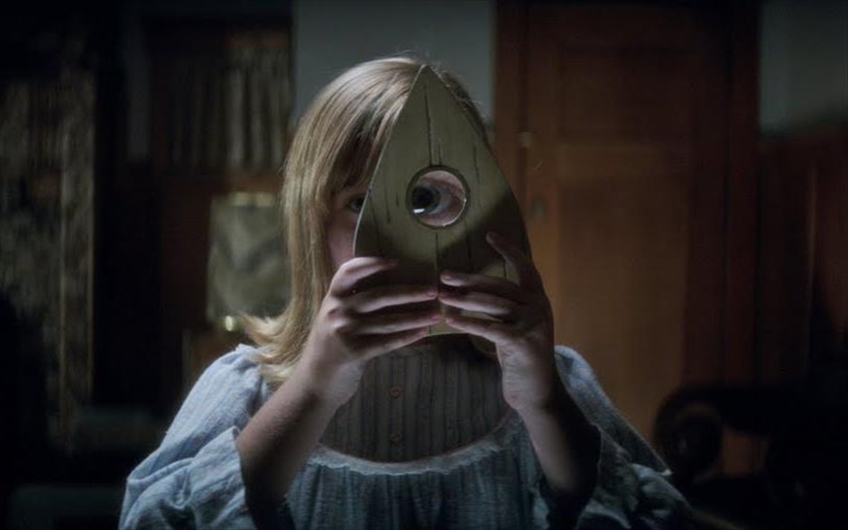 «Ouija 2: H πηγή του κακού». Αποδεικνύοντας και πάλι ότι ο πίνακας Ouija δεν είναι απλά ένα παιχνίδι, αλλά μια πύλη εισόδου σε μακάβρια μυστικά, το επιτυχημένο μεταφυσικό θρίλερ τρόμου του 2014 επιστρέφει με τη συνέχειά του, «Ouija 2: H πηγή του κακού».