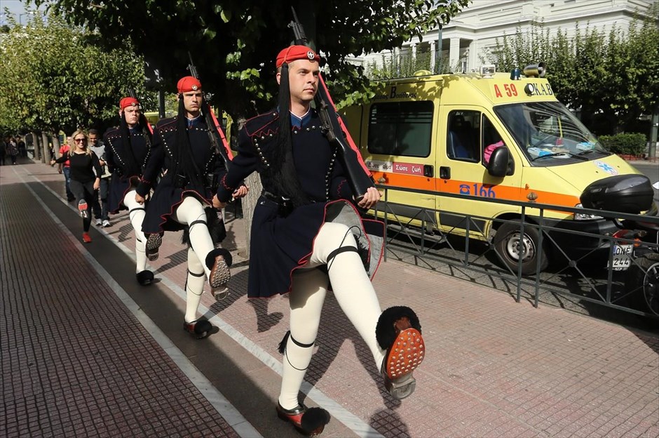 Συγκέντρωση διαμαρτυρίας των εργαζομένων στο ΕΚΑΒ στη Βουλή. Πορεία προς τη Βουλή πραγματοποίησαν οι εργαζόμενοι του ΕΚΑΒ, αντιδρώντας σε τροπολογία που «δίνει την δυνατότητα το ΕΚΑΒ να νοικιάζει ασθενοφόρα από ιδιώτες για να ανταπεξέλθει στις υποχρεώσεις του». «Βάζουν τους ιδιώτες από το παράθυρο. Σήμερα νοικιάζουν ασθενοφόρα και αεροπλάνα, αύριο θα νοικιάζουν εργαζόμενους», αναφέρουν οι εργαζόμενοι σε σχετική ανακοίνωσή τους και ζητούν από την κυβέρνηση να πάρει πίσω την τροπολογία.