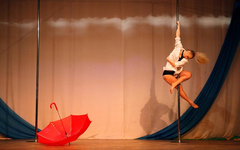 Πρωτάθλημα pole dance στη Ρωσία. Χορεύτρια εκτελεί ένα νούμερο, κατά τη διάρκεια του πρωταθλήματος pole dance, Perfect Pole 2016, στη Σταυρούπολη, στη Ρωσία.