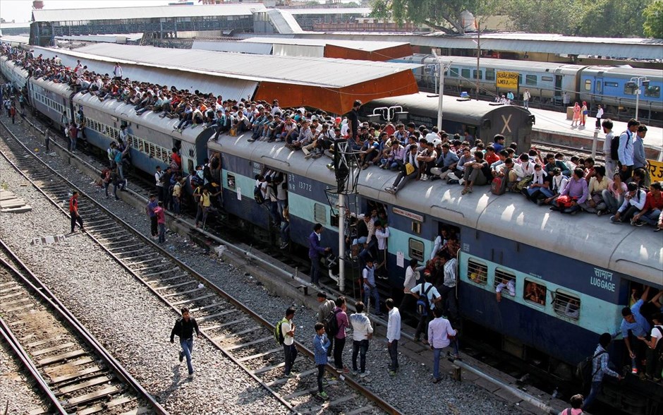 Μετακίνηση με τρένο στην Ινδία. Κόσμος επιβιβάζεται σε ένα συνωστισμένο τρένο, στο σιδηροδρομικό σταθμό της πόλης Ατζμέρ, στην Ινδία.