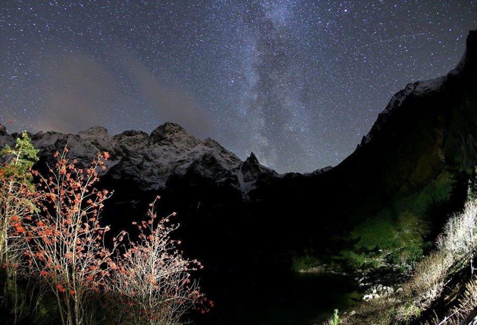Εντυπωσιακός έναστρος ουρανός στην Πολωνία. Ο Γαλαξίας διακρίνεται στον ουρανό, πάνω από τη λίμνη Morskie Oko (Μάτι της Θάλασσας), στα όρη Τάτρα, στην Πολωνία.