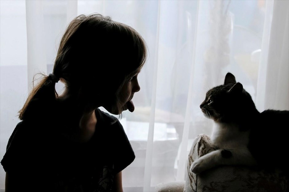 Καθημερινή ζωή στο Κίεβο. Ένα κορίτσι παίζει με τη γάτα της, στο σπίτι της στο Κίεβο.