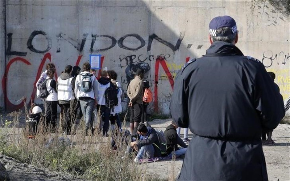 Εκκένωση Καλαί. Αστυνομικός φυλάει την είσοδο του στρατοπέδου του Καλαί.