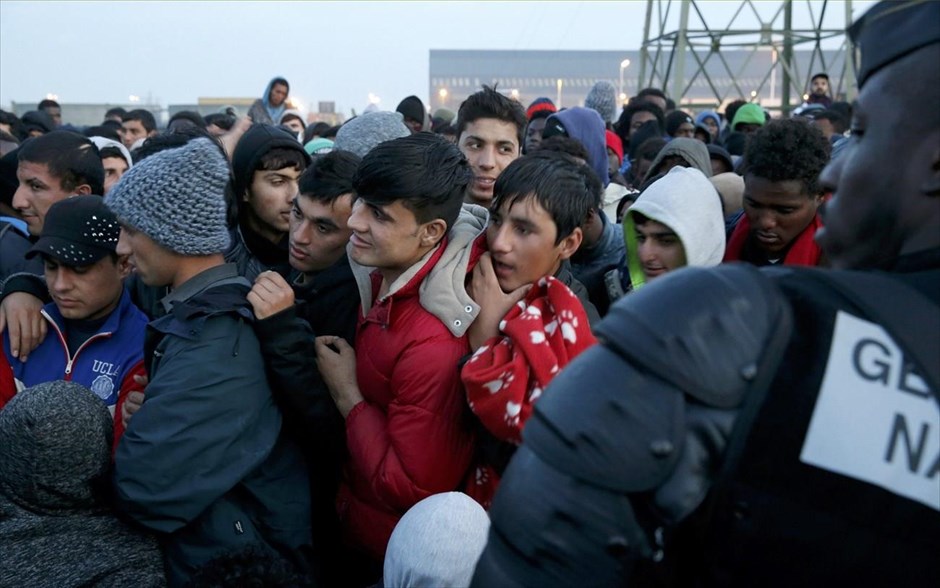 Εκκένωση Καλαί. Μετανάστες που έχουν δηλώσει ανήλικοι περιμένουν την καταγραφή τους πριν την μεταφορά τους στα νέα κέντρα υποδοχής.