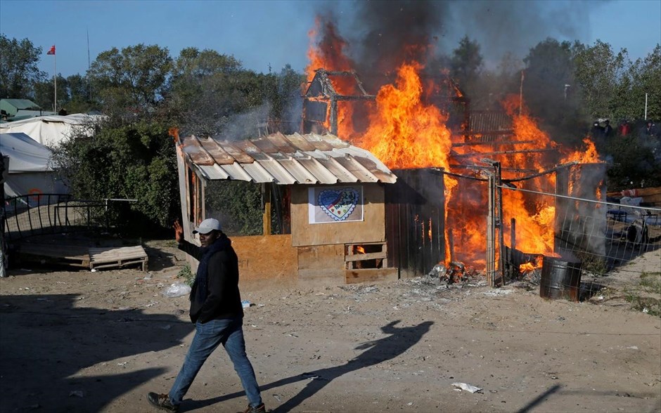 Εκκένωση Καλαί. Αυτοσχέδια εγκατάσταση στη «ζούγκλα» του Καλαί καίγεται ως διαμαστυρία για τις συνθήκες διαβίωσης .