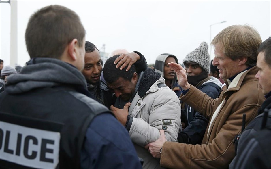Εκκένωση Καλαί. Ο επικεφαλής του Γαλλικού Γραφείου Προσφύγων Pascal Brice, παρηγορεί έναν πρόσφυγα από την Αιθιοπία που κλαίει καθώς φεύγει από το Καλαί.