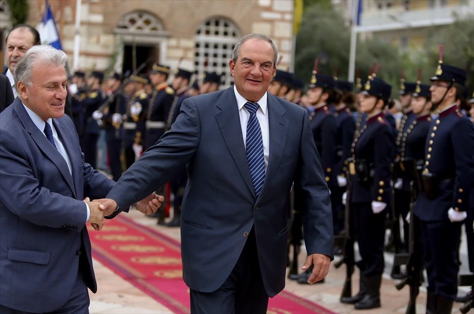 Θεσσαλονίκη: Δοξολογία στον ιερό ναό του Αγίου Δημητρίου. Ο πρώην πρωθυπουργός Κώστας Καραμανλής χαιρετά τον Παναγιώτη Ψωμιάδη, μετά την&nbsp;επίσημη δοξολογία στον ιερό ναό του Αγίου Δημητρίου στη Θεσσαλονίκη, όπου πραγματοποιούνται&nbsp;εκδηλώσεις για τον τριπλό εορτασμό του Αγίου Δημητρίου, της απελευθέρωσης της πόλης και της εθνικής επετείου της 28ης Οκτωβρίου.