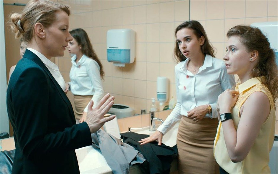 «Τόνι Έρντμαν». «Τόνι Έρντμαν»: Η γερμανική κωμωδία της Μάρεν Άντε - με τους Σάντρα Χίλερ,&nbsp; Πέτερ Σιμόνισεκ και Ίνγκριντ Μπισού&nbsp; - απέσπασε τα βραβεία FIPRESCI στο Επίσημο Διαγωνιστικό του Φεστιβάλ των Καννών και στο Φεστιβάλ του Σαν Σεμπαστιάν. Ήρωας της είναι ένας αθεράπευτα πλακατζής δάσκαλος μουσικής, ο οποίος ζει μόνος με τον γέρικο σκύλο του. Στην προσπάθειά του να πλησιάσει την κόρη του τρυπώνει στη ζωή της με κάθε τρόπο. Όταν του ζητάει να σταματήσει, εκείνος μετατρέπεται σε έναν περίεργο τύπο με κακό κοστούμι, τραγική περούκα και ακόμη χειρότερη οδοντοστοιχία. Όσο πιο εκκεντρικός γίνεται, τόσο η κόρη του φαίνεται να ανταποκρίνεται.