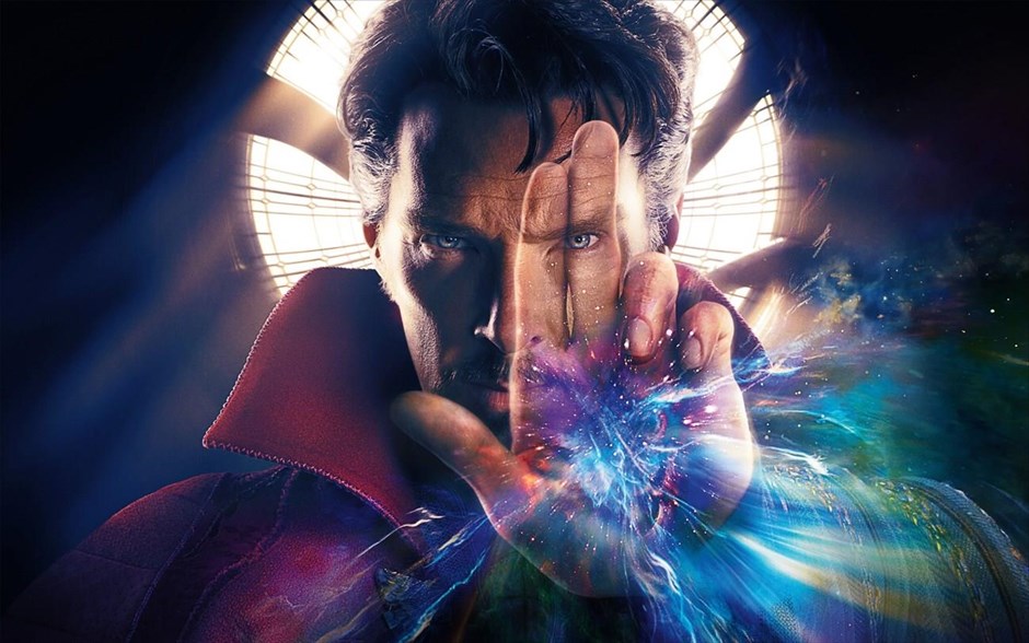 «Doctor Strange». «Doctor Strange»: Ένας ακόμα ήρωας του σύμπαντος της Marvel ζωντανεύει στη μεγάλη οθόνη, μέσα από την εντυπωσιακή περιπέτεια φαντασίας του Σκοτ Ντέρικσον που προβάλλεται και σε τρισδιάστατη έκδοση.&nbsp; Με τους - υποψήφιους για Όσκαρ - Μπένεντικτ Κάμπερμπατς και τη - βραβευμένη με Όσκαρ - Τίλντα Σουίντον&nbsp; η ταινία ξετυλίγει την ιστορία του παγκοσμίως διάσημου νευροχειρουργού Dr. Stephen Strange, του οποίου η ζωή αλλάζει ριζικά, όταν ένα τρομερό αυτοκινητικό ατύχημα του στερεί τη χρήση των χεριών του και τον οδηγεί σε ένα μυστικιστικό κόσμο.