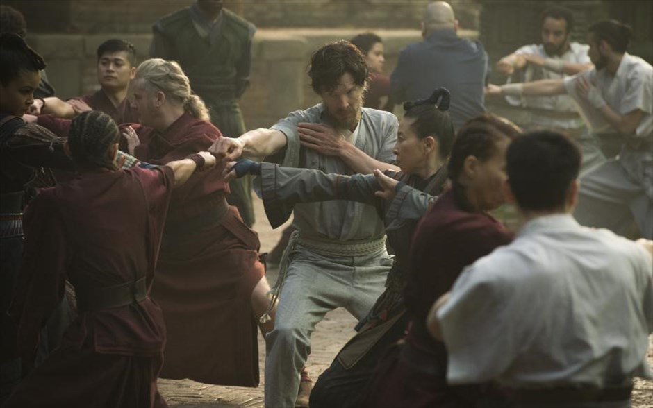 «Doctor Strange». «Doctor Strange»: Ένας ακόμα ήρωας του σύμπαντος της Marvel ζωντανεύει στη μεγάλη οθόνη, μέσα από την εντυπωσιακή περιπέτεια φαντασίας του Σκοτ Ντέρικσον που προβάλλεται και σε τρισδιάστατη έκδοση.&nbsp; Με τους - υποψήφιους για Όσκαρ - Μπένεντικτ Κάμπερμπατς και τη - βραβευμένη με Όσκαρ - Τίλντα Σουίντον&nbsp; η ταινία ξετυλίγει την ιστορία του παγκοσμίως διάσημου νευροχειρουργού Dr. Stephen Strange, του οποίου η ζωή αλλάζει ριζικά, όταν ένα τρομερό αυτοκινητικό ατύχημα του στερεί τη χρήση των χεριών του και τον οδηγεί σε ένα μυστικιστικό κόσμο.