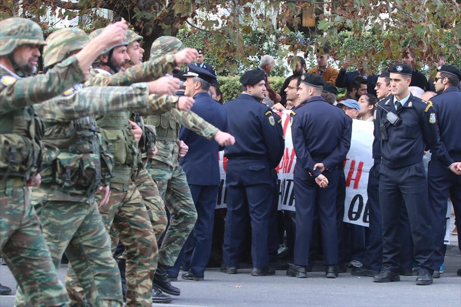Θεσσαλονίκη: Διαμαρτυρία κατά των πλειστηριασμών κατά τη διάρκεια της παρέλασης. Πορεία από τον Λευκό Πύργο προς το Μακεδονία Παλάς πραγματοποίησε&nbsp;μικρή ομάδα διαδηλωτών, μέλη του κινήματος κατά των πλειστηριασμών, κατά τη διάρκεια της στρατιωτικής παρέλασης στη Θεσσαλονίκη.&nbsp;Οι διαδηλωτές κρατούσαν&nbsp;πανό που έγραφε «κανένα λαϊκό σπίτι στα χέρια τραπεζίτη». Λίγο πριν το Μακεδονία Παλάς οι διαδηλωτές μπήκαν στη λεωφόρο Μεγάλου Αλεξάνδρου, όπου γινόταν η παρέλαση, αλλά γρήγορα τους απομάκρυνε αστυνομική δύναμη. Παρέμειναν στην άκρη του δρόμου και φώναζαν συνθήματα.