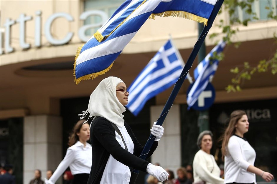 Μαθητική παρέλαση στην Αθήνα. Στιγμιότυπο από τη μαθητική παρέλαση για την επέτειο της 28ης Οκτωβρίου, στο κέντρο της Αθήνας.