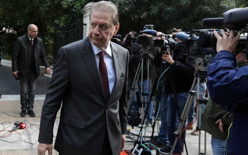 Πρόταση - έκπληξη της κυβέρνησης για την προεδρία ΕΣΡ. Ο Βύρων Πολύδωρας αποτελεί την&nbsp;πρόταση -&nbsp;έκπληξη της κυβέρνησης για την προεδρία του Εθνικού Συμβουλίου Ραδιοτηλεόρασης (ΕΣΡ), όπως ανακοινώθηκε και επισήμως&nbsp;από τον πρόεδρο της Βουλής, Νίκο Βούτση. Εξερχόμενος από το Μέγαρο Μαξίμου, όπου είχε συνάντηση με τον Πρωθυπουργό, Αλέξη Τσίπρα, και τον πρόεδρο της Βουλής, Νίκο Βούτση, ο κ. Πολύδωρας υπογράμμισε πως «δεν πάει άλλο με το αδιέξοδο» και σημείωσε ότι η πρόταση να αναλάβει πρόεδρος του ΕΣΡ είναι τιμητική και αποτελεί πρόταση ευθύνης.