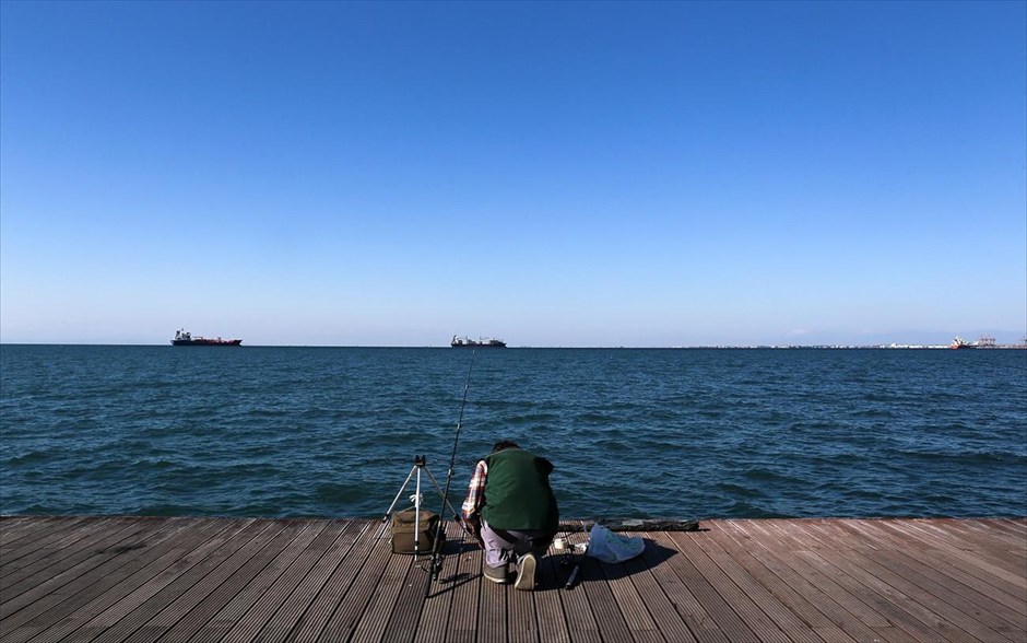 Στιγμιότυπο από τη Νέα Παραλία Θεσσαλονίκης. Στιγμιότυπο από τη Νέα Παραλία Θεσσαλονίκης.