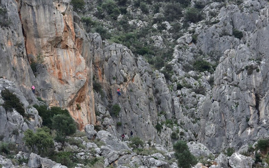 Ναύπλιο: Αναρρίχηση στο πεδίο Ανατολή. Αθλητές αναρριχώνται στο πεδίο Ανατολή στα απόκρημνα βράχια της Παναγίας της Κατακεκρυμμένης, δυτικά της παραλίας της Καραθώνας στο Ναύπλιο.