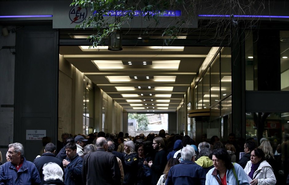 Ουρές στα κεντρικά της ΔΕΗ για τη ρύθμιση των οφειλών. Τεράστιες ουρές έχουν σχηματίστει από νωρίς το πρωί έξω από τα κεντρικά γραφεία της ΔΕΗ στην οδό Αριστείδου, καθώς σήμερα λήγει&nbsp;η προθεσμία της ρύθμισης των ληξιπρόθεσμων οφειλών σε 36 δόσεις. Το δ.σ. της ΔΕΗ αναμένεται να αποφασίσει εντός της ημέρας την παράταση της ρύθμισης για τις ληξιπρόθεσμες οφειλές έως το τέλος του χρόνου, ενώ η ΕΥΔΑΠ πρόκειται, σύμφωνα με πηγές της εταιρείας, να δώσει «σιωπηρή»&nbsp;παράταση 15 ημερών.