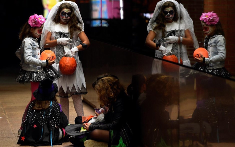 Χάλογουιν - Ισπανία. Παρέα κοριτσιών τρώνε τα γλυκά του Halloween στην Βόρεια Ισπανία.