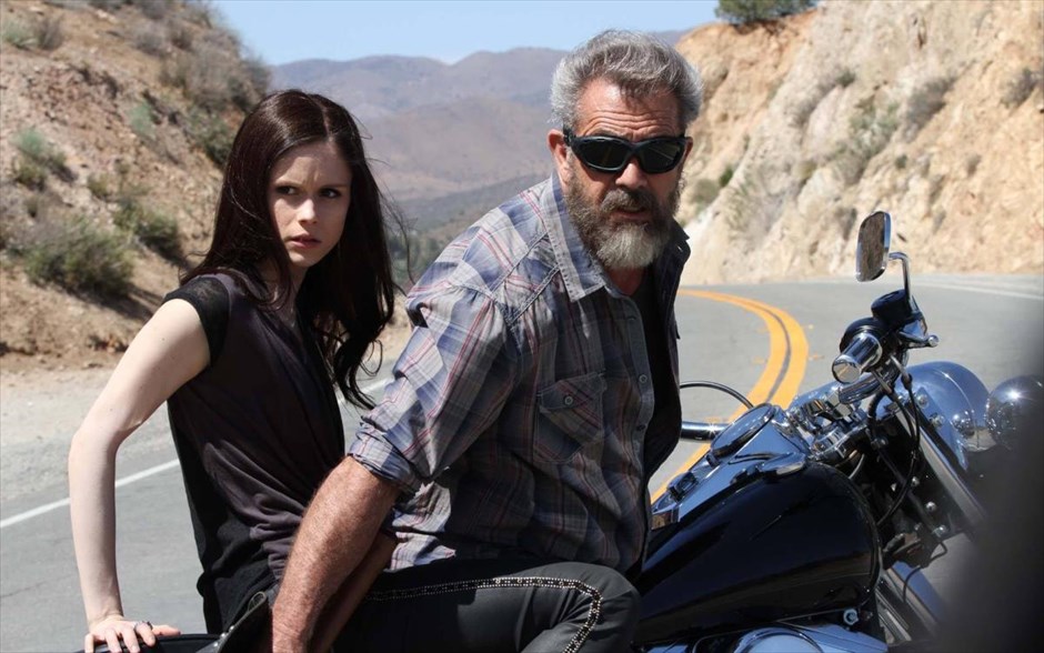 «Blood father: Βίαιη δικαιοσύνη». Ήρωας της ταινίας, «Blood father: Βίαιη δικαιοσύνη», είναι ένας πρώην κατάδικος, ο οποίος είναι αποφασισμένος να προστατεύσει την κόρη του, που έχει παγιδευτεί από τον φίλο της σε μια πλεκτάνη, με αποτέλεσμα να την κυνηγά ανελέητα ένα καρτέλ ναρκωτικών.