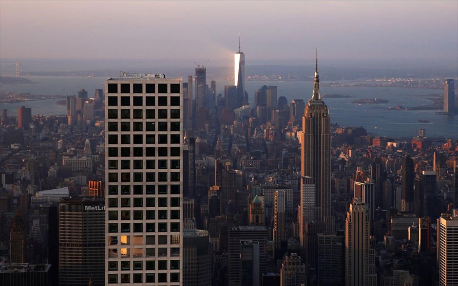 ΗΠΑ - Η Νέα Υόρκη από ψηλά. Το σύμπλεγμα κτηρίων του Παγκόσμιου Κέντρου Εμπορίου στο νότιο άκρο του Μανχάταν.