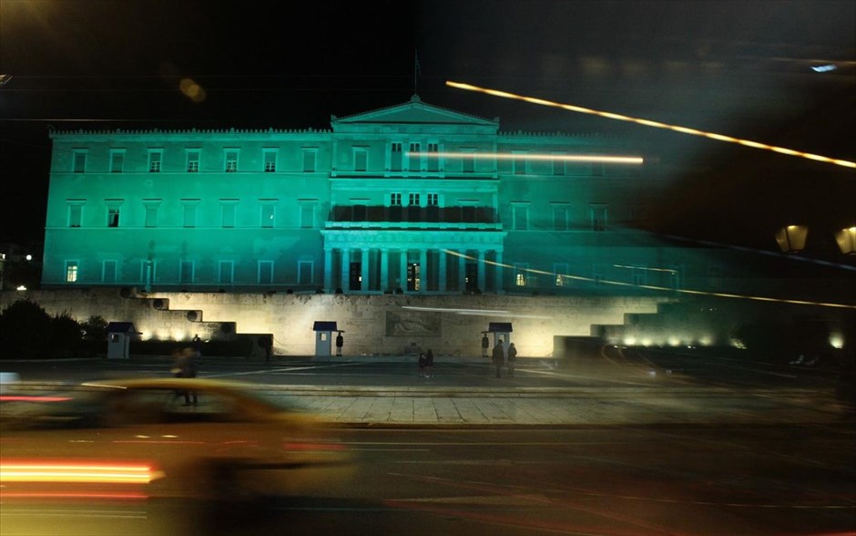 Στα πράσινα η Βουλή των Ελλήνων. Στα πράσινα φωταγωγήθηκε το κτήριο της Βουλής για να γιορτάσει την έναρξη της ισχύος της παγκόσμιας Συμφωνίας των Παρισίων για την κλιματική αλλαγή. Το κτήριο θα παραμείνει φωτισμένο τις βραδινές ώρες της Παρασκευής και του Σαββάτου.