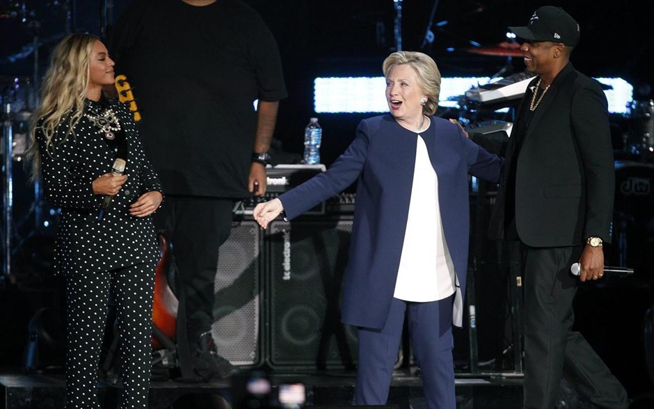 ΗΠΑ: Beyonce και Jay Z στηρίζουν τη Χίλαρι Κλίντον . Η υποψήφια των Δημοκρατικών για την προεδρία των ΗΠΑ Χίλαρι Κλίντον (κέντρο) μοιράζεται τη σκηνή του Wolstein Center στο Κλίβελαντ του Οχάιο με την Αμερικανίδα τραγουδίστρια Beyonce και τον ράπερ σύζυγό της Jay Z κατά τη διάρκεια συναυλίας. Οι αμερικανικές προεδρικές εκλογές θα πραγματοποιηθούν την Τρίτη 8 Νοεμβρίου.