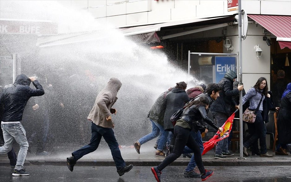 Δακρυγόνα κατά διαδηλωτών στην Κωνσταντινούπολη. Να διαλύσει μια διαδήλωση υπέρ της εφημερίδας Τζουμχουριέτ στην Κωνσταντινούπολη επιχείρησε η τουρκική αστυνομία νωρίς το απόγευμα του Σαββάτου, χρησιμοποιώντας δακρυγόνα και νερό με πίεση. Σύμφωνα με το πρακτορείο Reuters, οι συγκεντρωμένοι σκόπευαν να πραγματοποιήσουν πορεία μέχρι τα γραφεία της αντιπολιτευόμενης εφημερίδας, πολλά στελέχη της οποίας έχουν συλληφθεί.