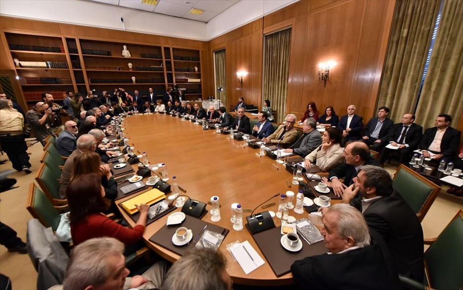 Συνεδρίαση του νέου υπουργικού συμβουλίου. Μήνυμα ότι η ανάπτυξη θα πρέπει να πατάει σε σταθερή βάση και όχι στην εργασιακή συντριβή έστειλε ο πρωθυπουργός Αλέξης Τσίπρας θέτοντας ως μεγάλο εθνικό στόχο την ανάκτηση της εργασίας και τόνισε ότι προϋπόθεση είναι να ληφθούν οι σωστές αποφάσεις και κυρίως η ολοκλήρωση της δεύτερης αξιολόγησης. Αμέσως μετά να ανοίξει η συζήτηση για τη βιωσιμότητα του χρέους, πρόσθεσε. «Ήρθε η ώρα να γυρίσουμε σελίδα» είπε απευθυνόμενος προς το υπουργικό συμβούλιο.